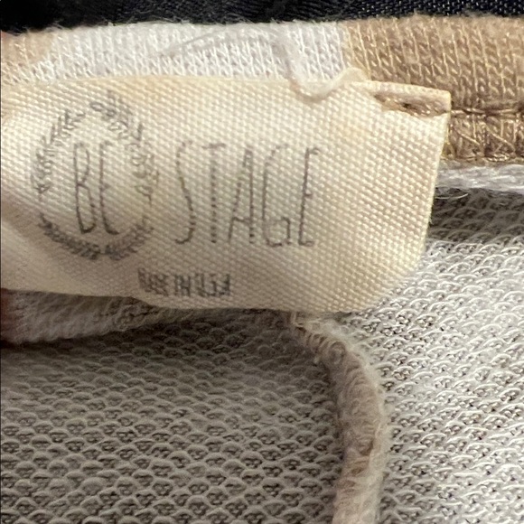 Leopard Print V-Neck Top - Picture 2 of 4